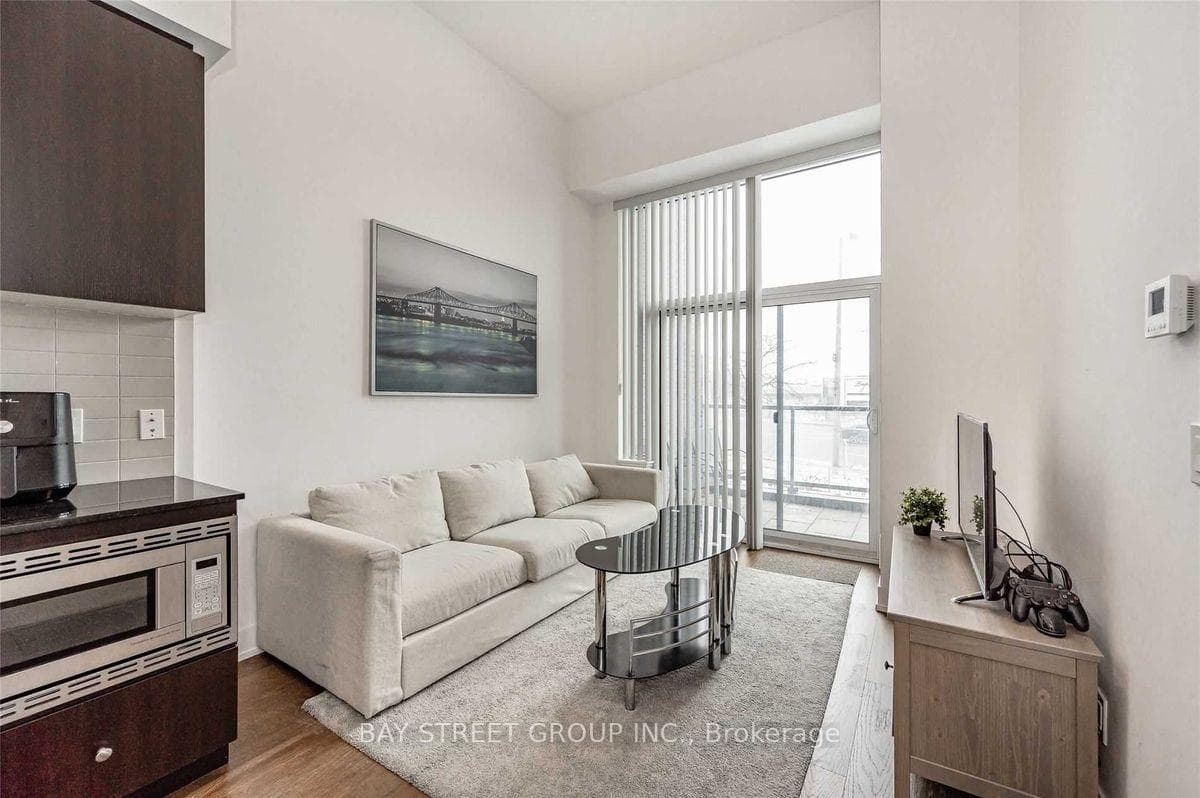 Soaring 12ft ceiling - Open concept
