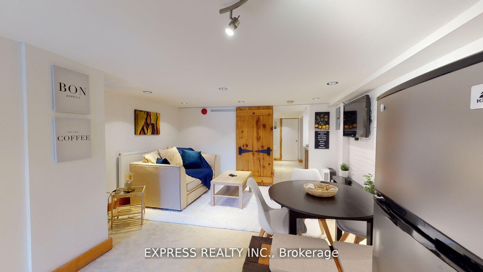 146 Blackthorn Avenue Unit Lower photo 4