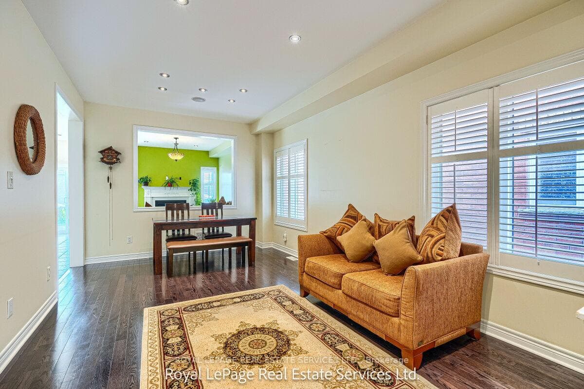 5543 Doctor Peddle Crescent photo 8