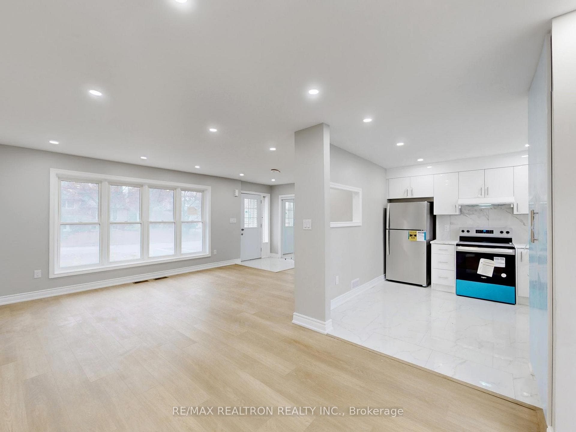 6 Deering Crescent photo 2
