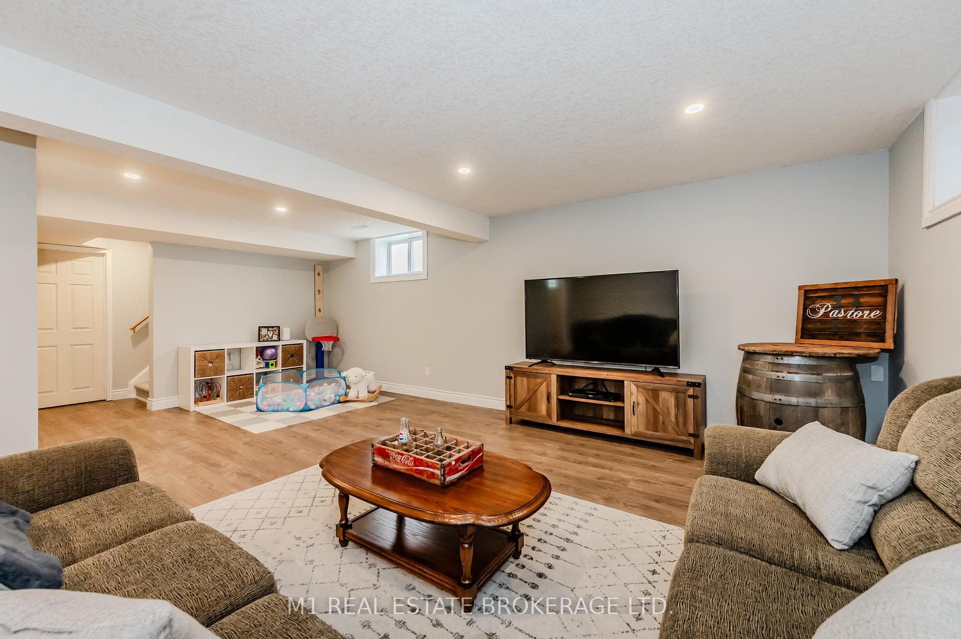 74 Queen Charlotte Crescent photo 32