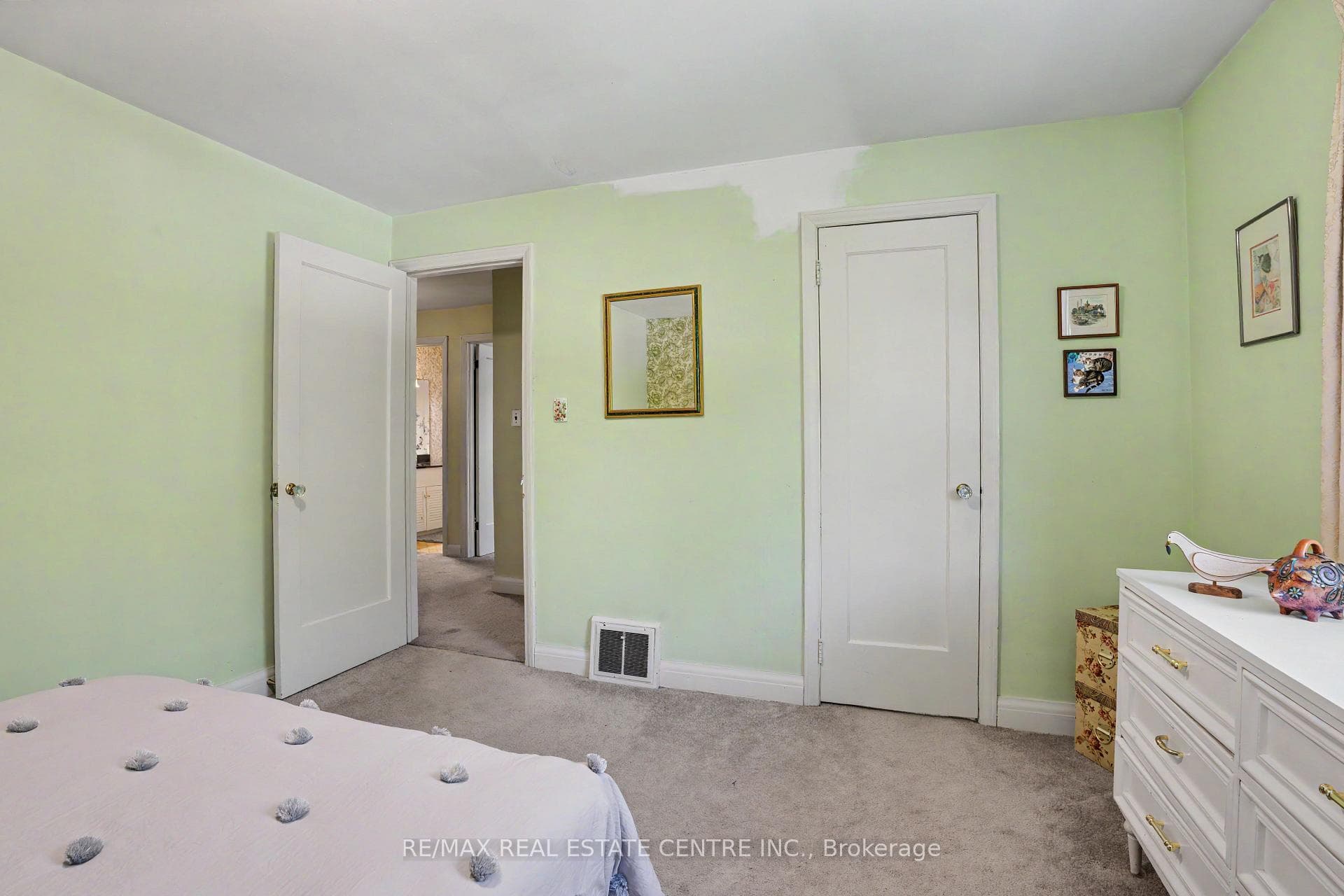 2068 Wellington Avenue photo 27