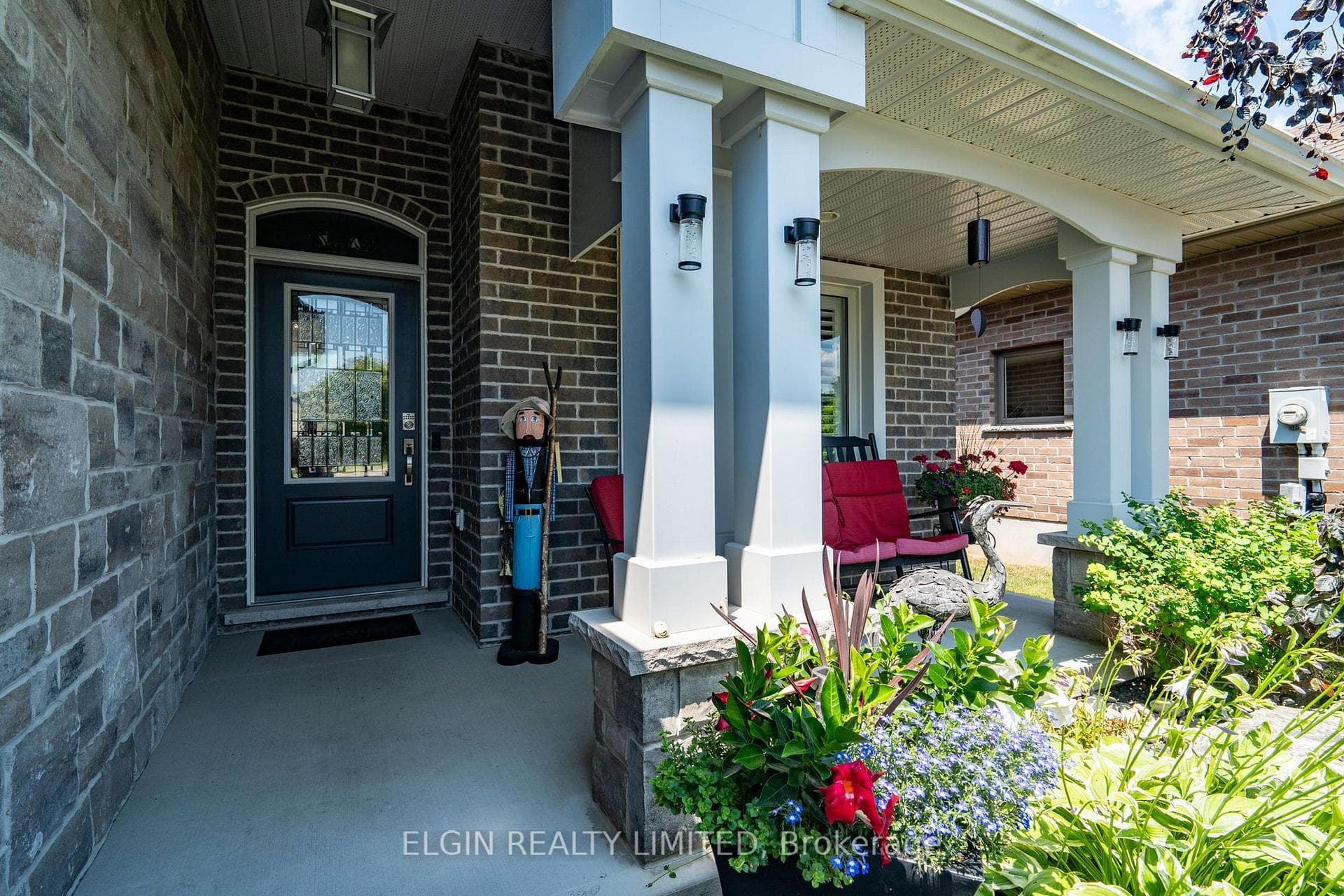 392 Larry Street photo 4