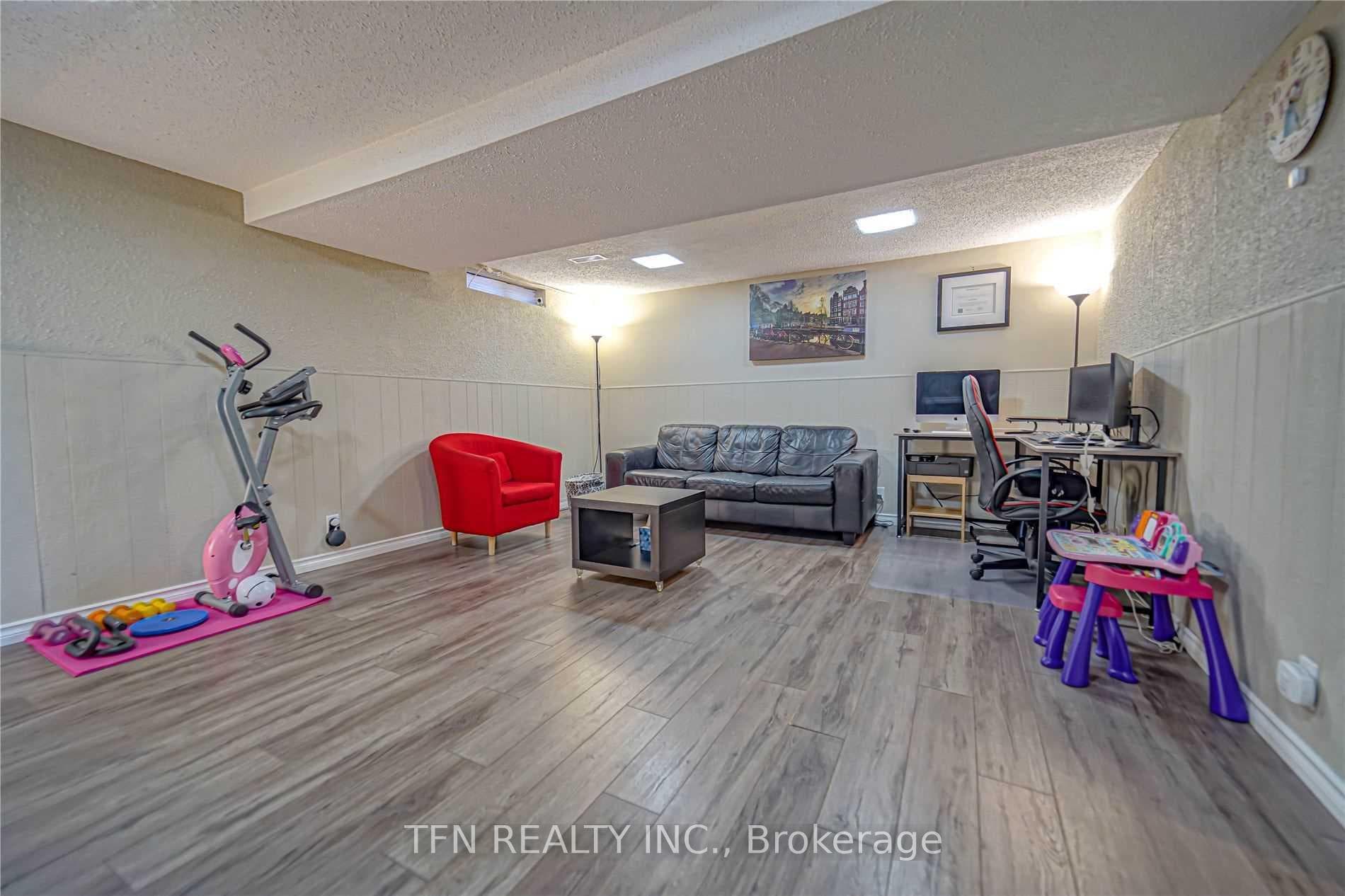 490 Elgin Street photo 19