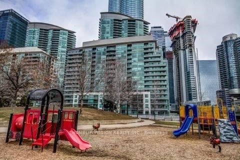25 Lower Simcoe Street Unit Ph17 photo 10