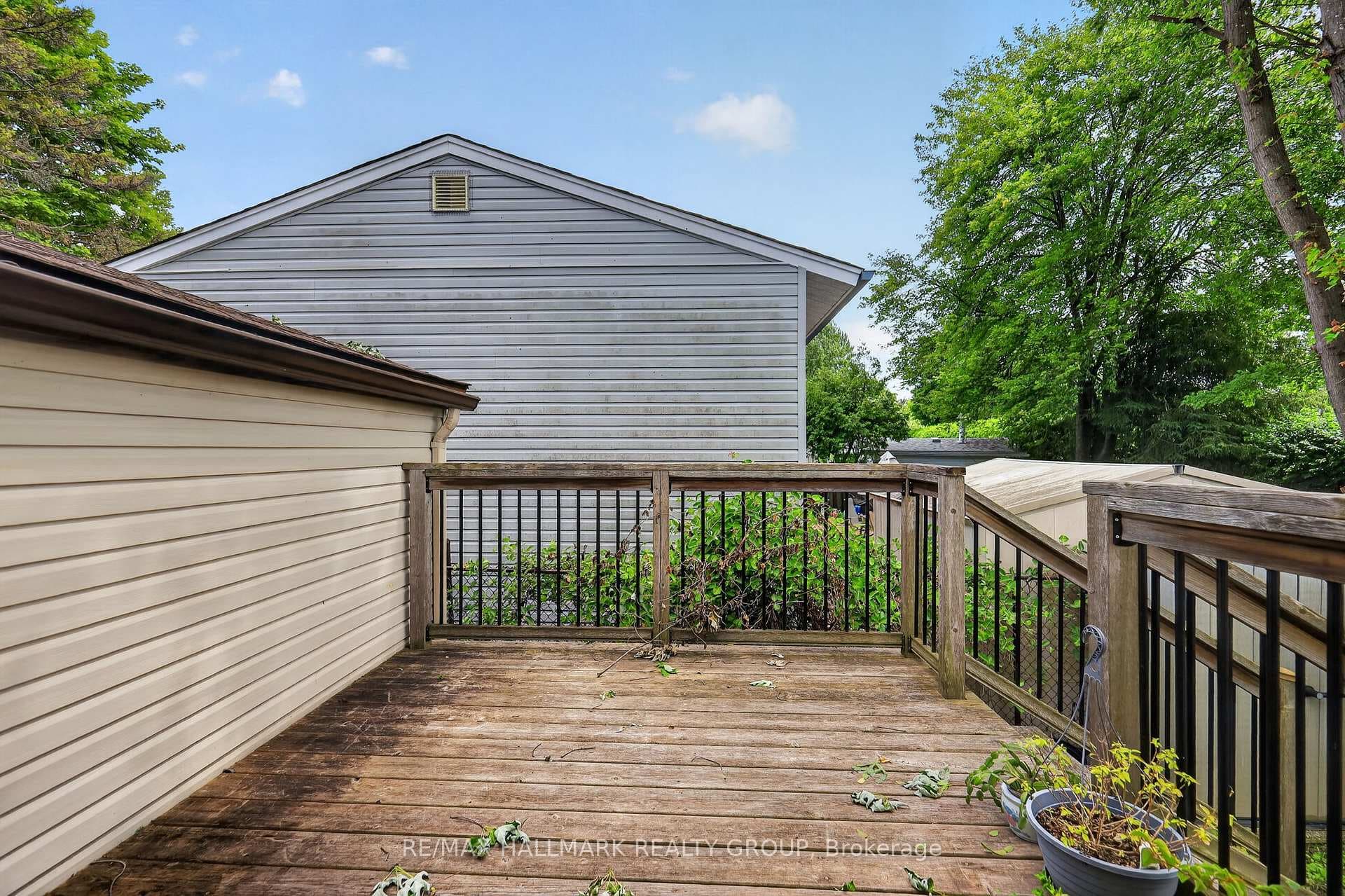 738 Stiles Crescent photo 42