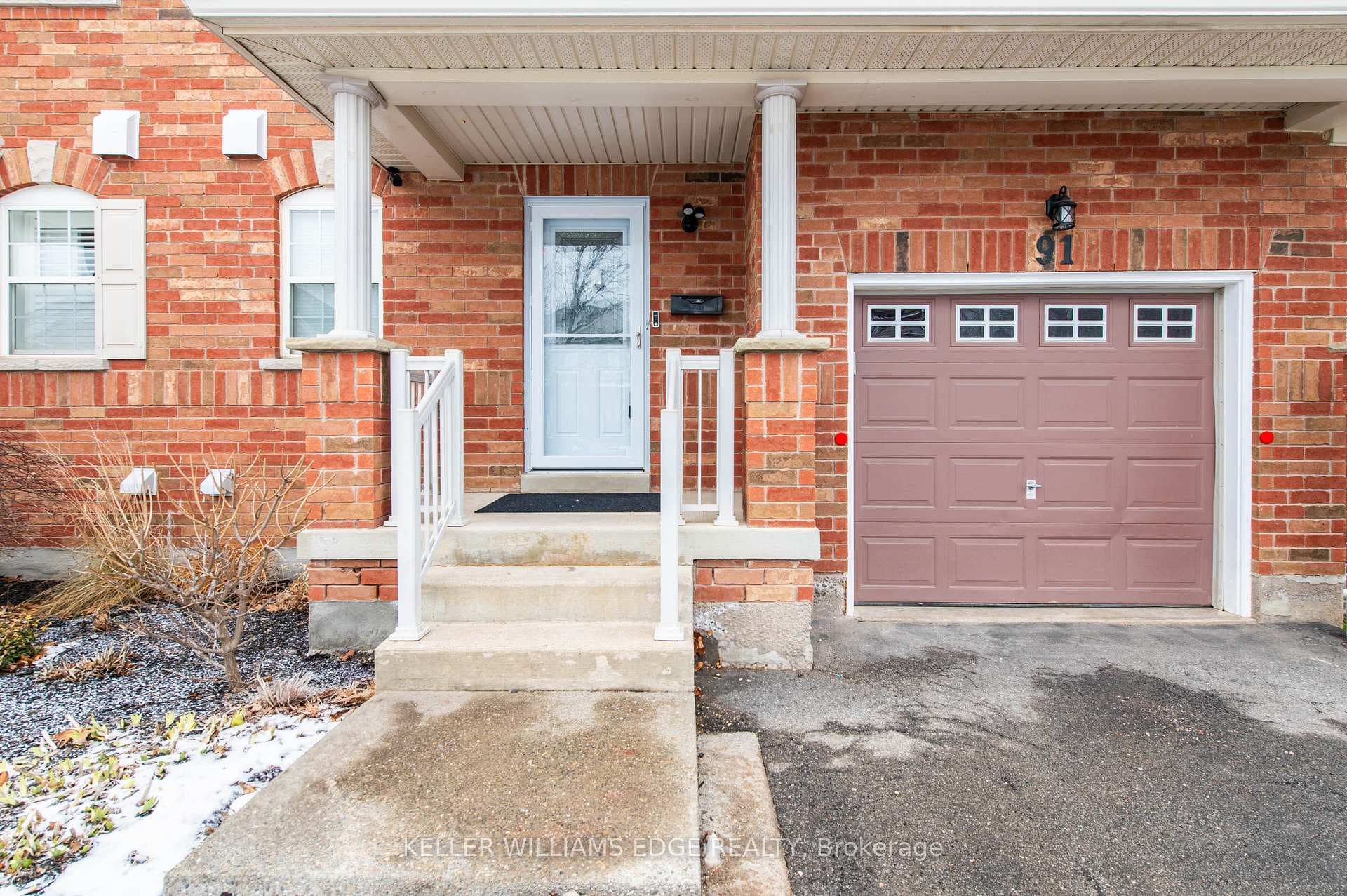 91 Young Crescent photo 4