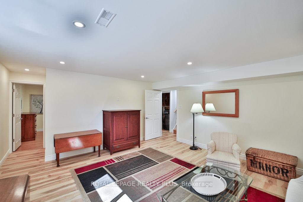 644 Maclaren Drive photo 32