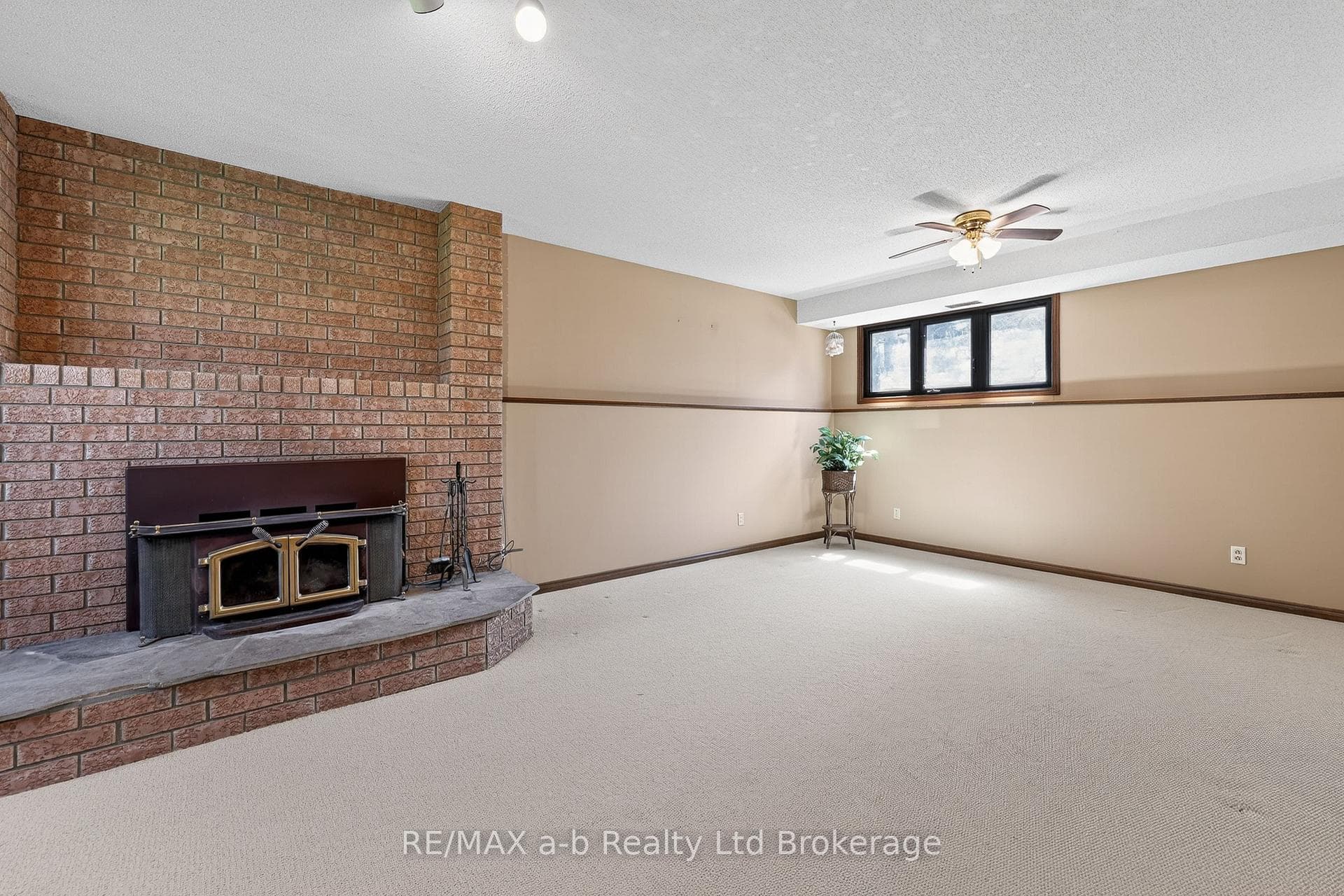 2487 Mossley Drive photo 31