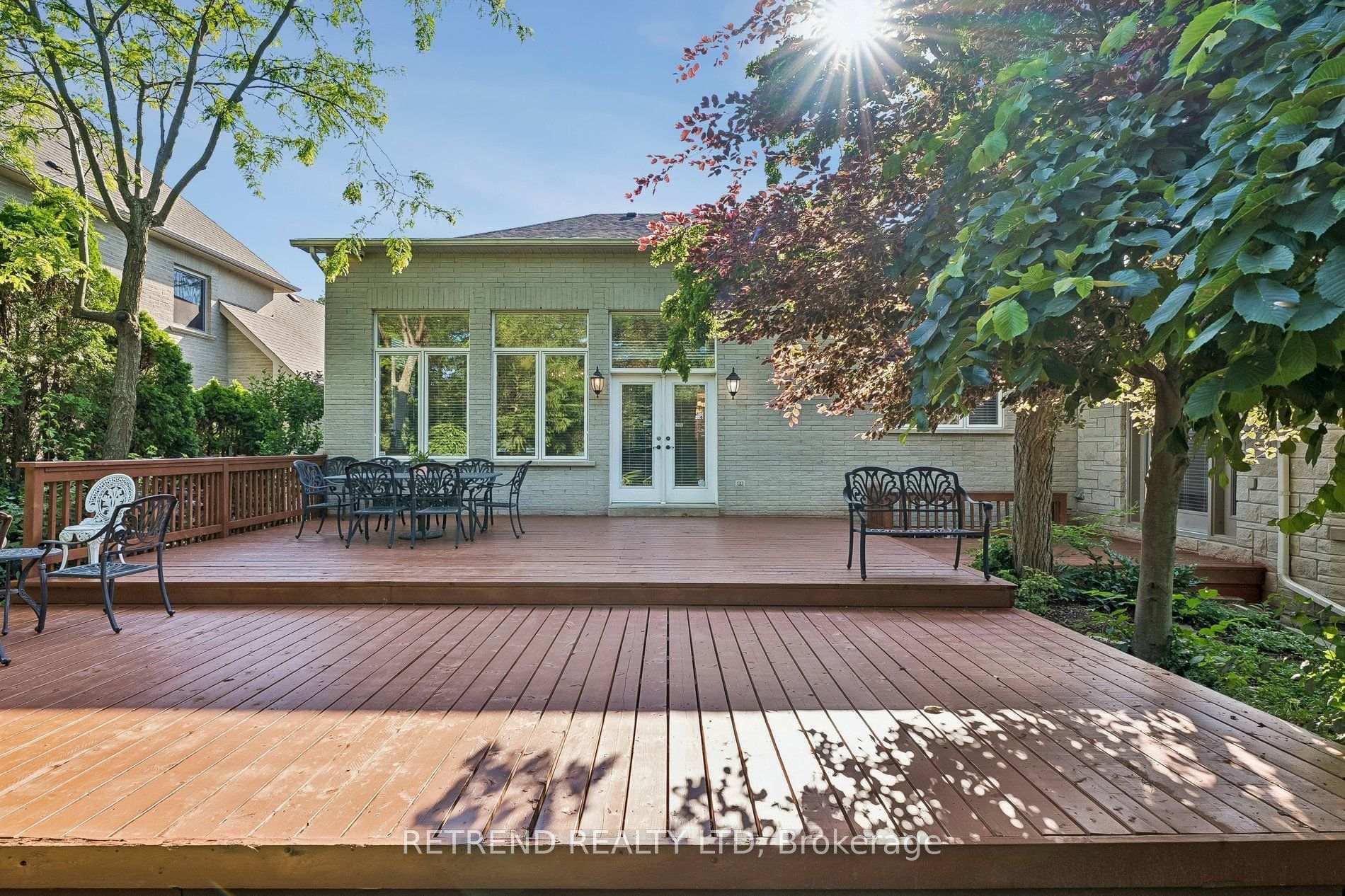 791 Clarence Street photo 39