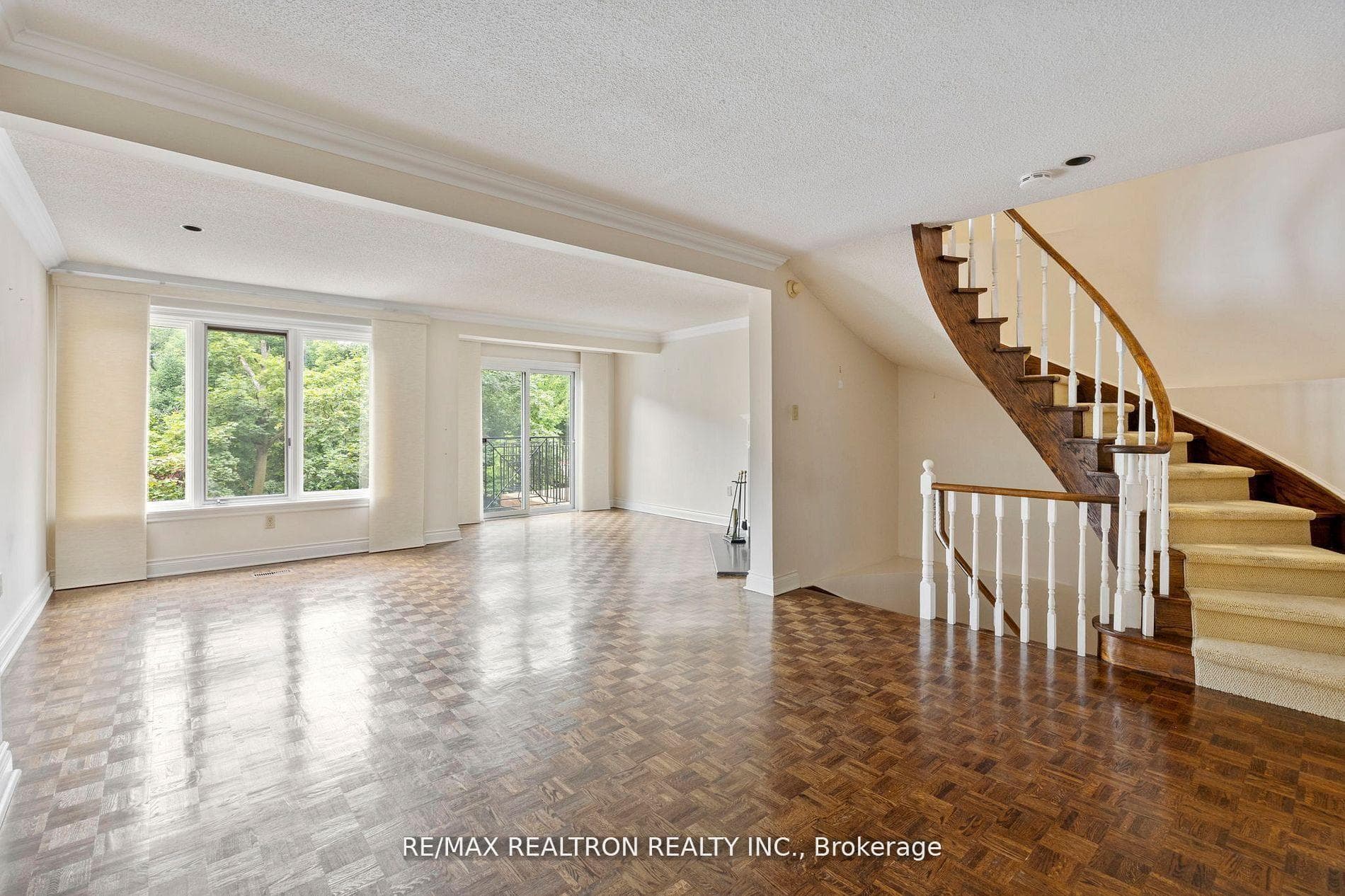1364 Avenue Road photo 2