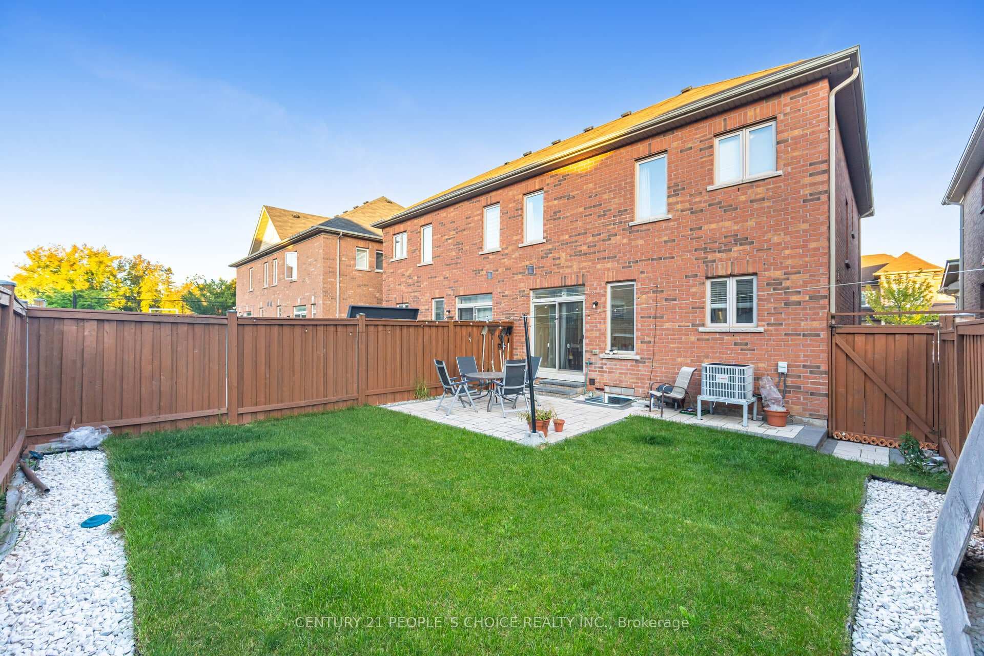 8 Fitzgibson Street photo 39