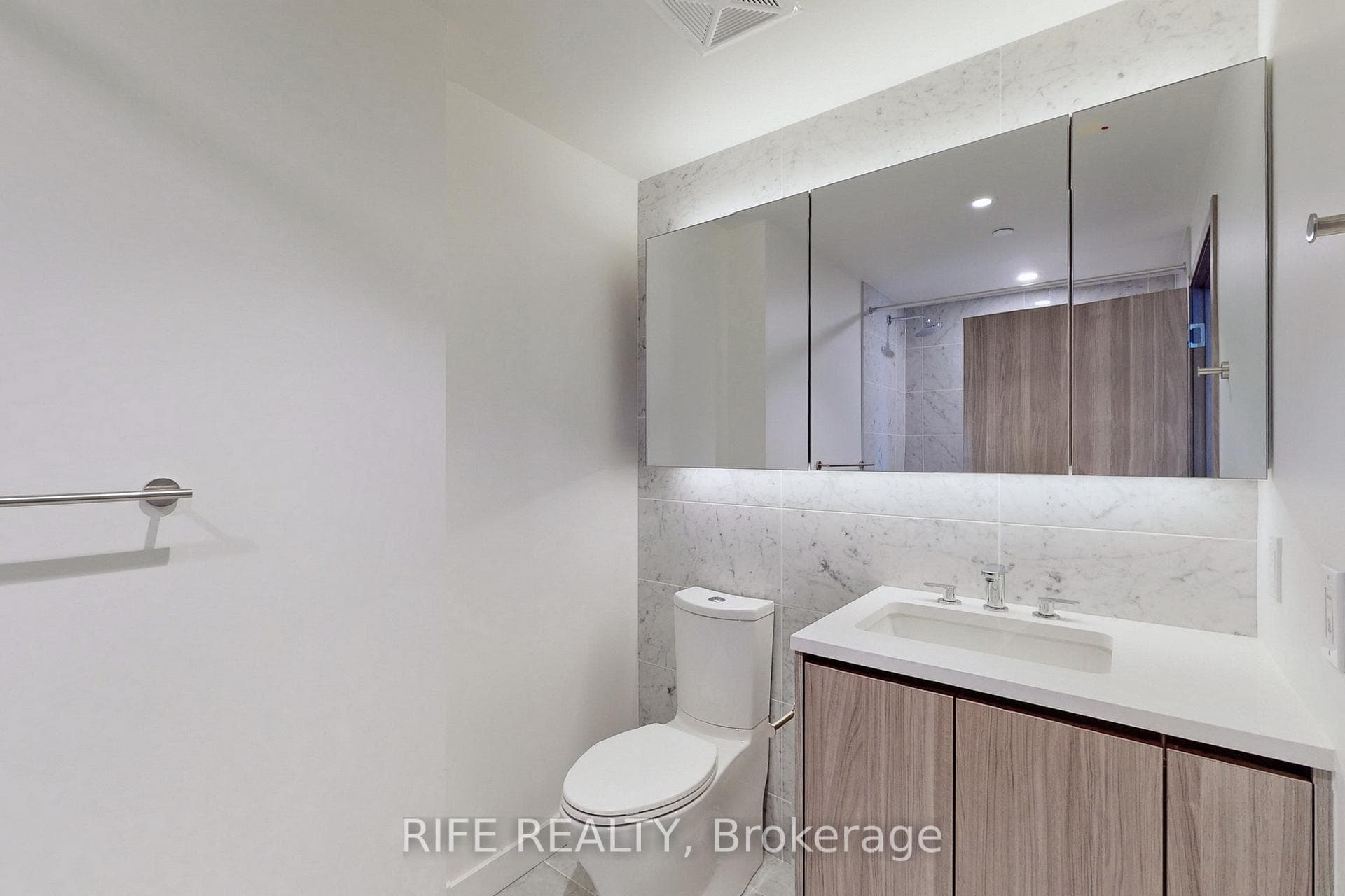 85 Mcmahon Drive Unit 1812 photo 9