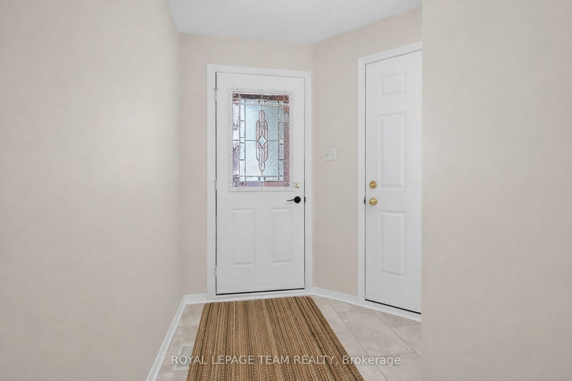 84 Newborough Crescent photo 3