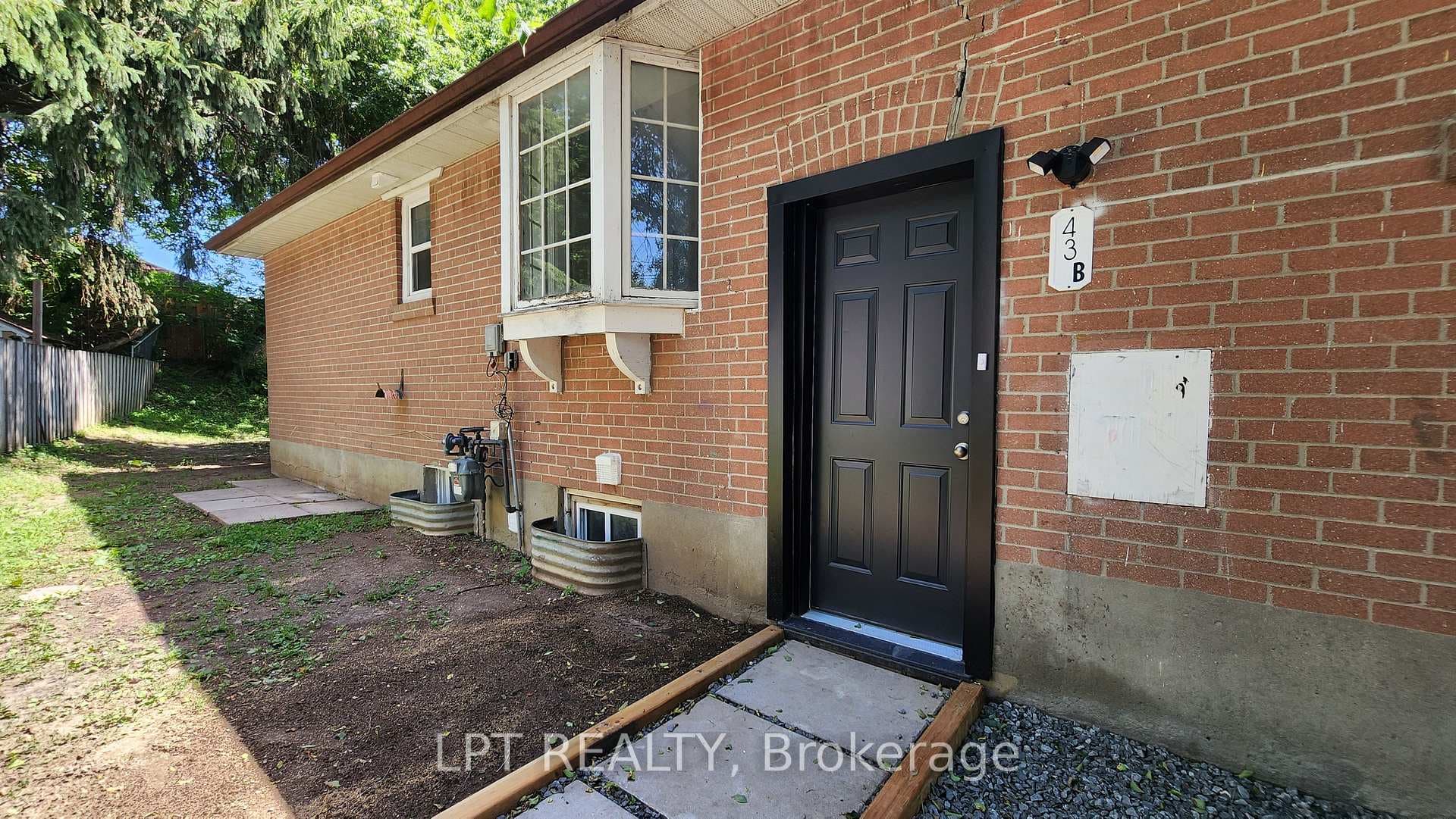 43 Newbury Drive photo 22