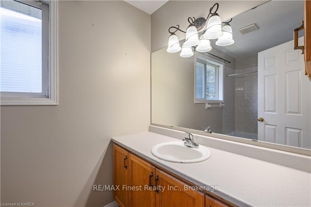 1386 BRACKENWOOD Crescent photo 12