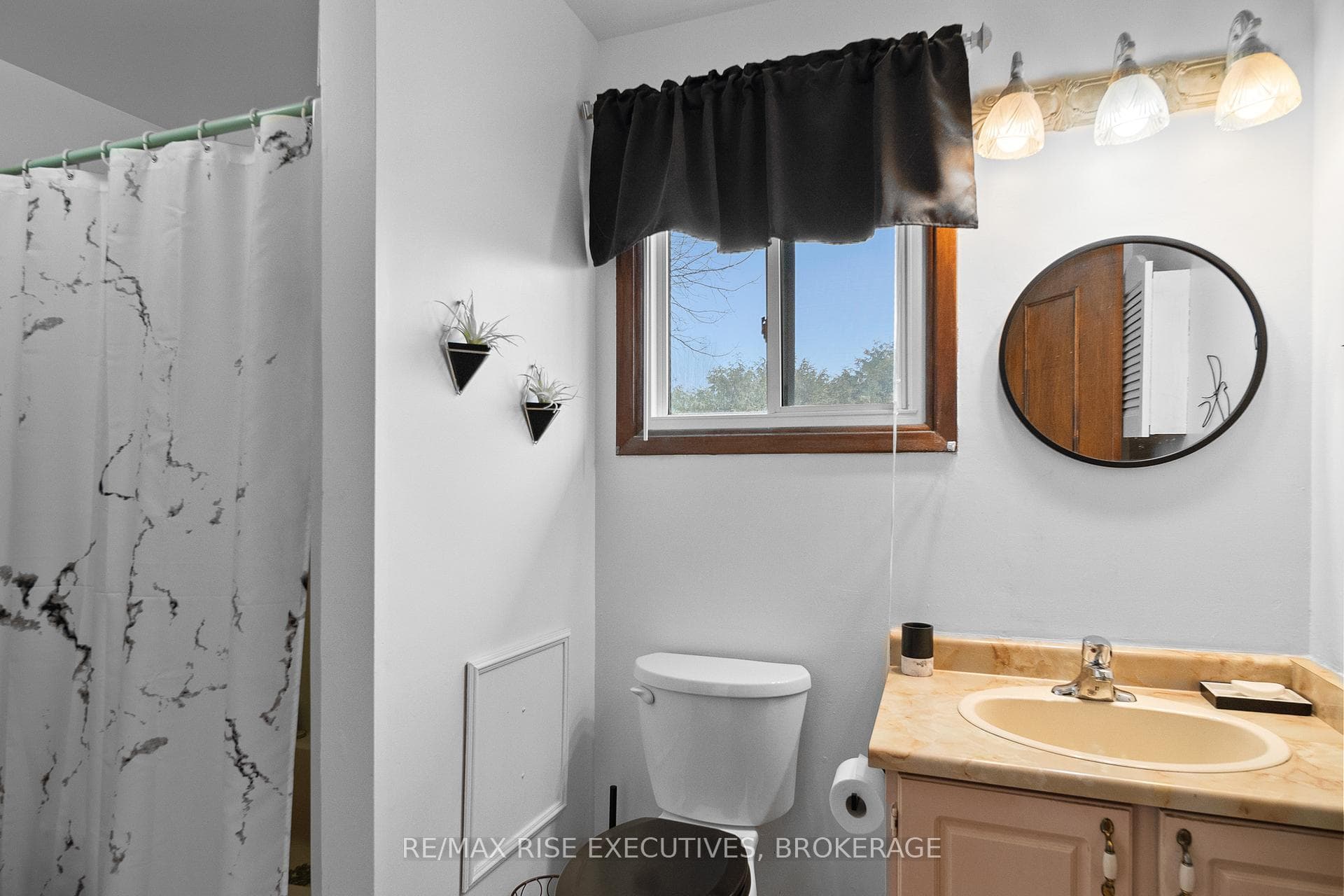 127 Nicholson Crescent photo 26