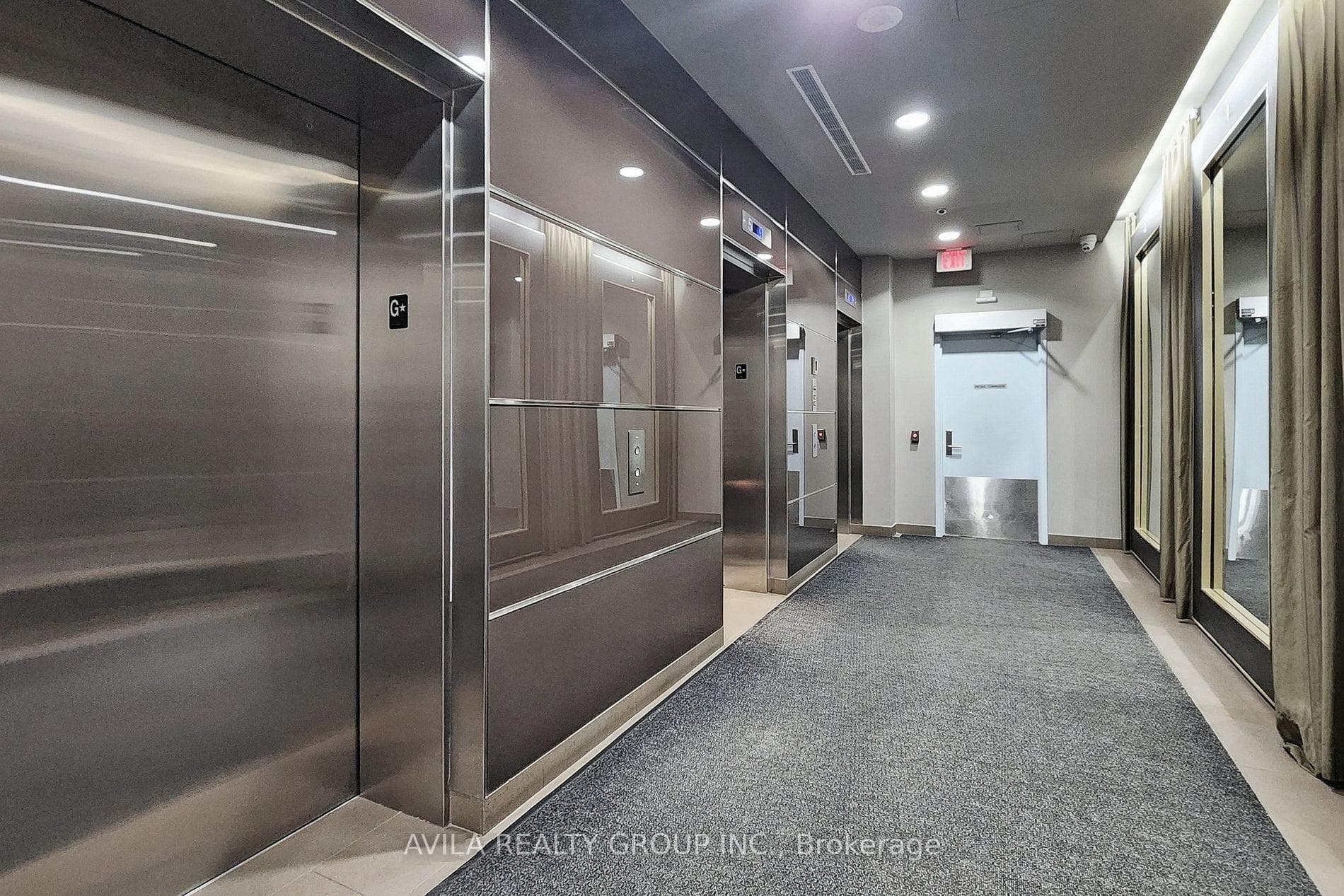 126 Simcoe Street Unit 301 photo 4