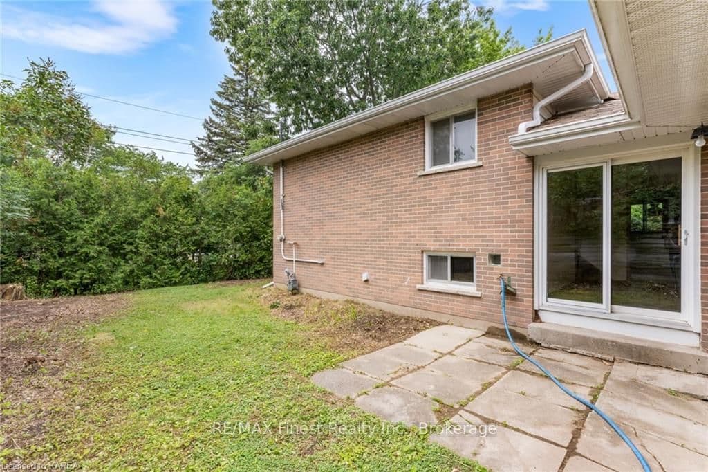 152 CAMPBELL Crescent photo 34