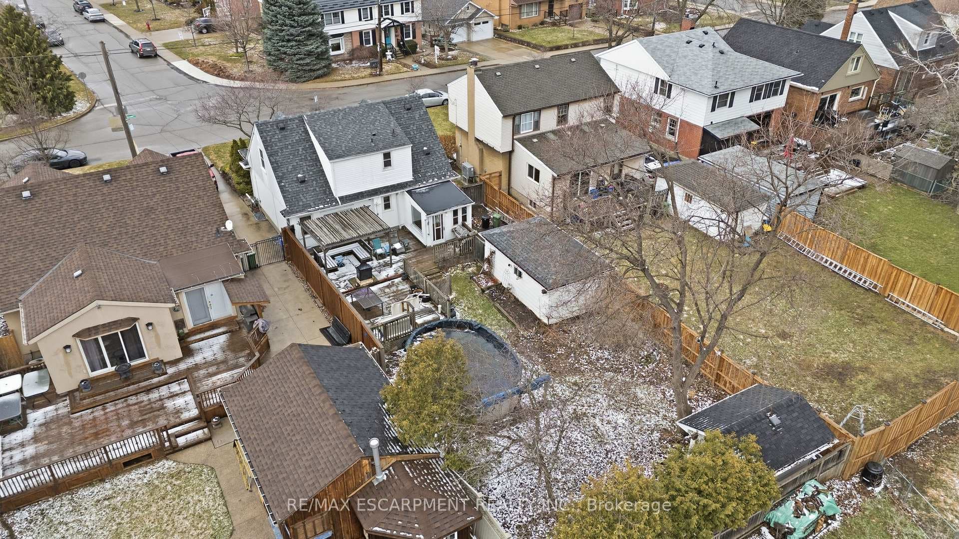 77 Arcade Crescent photo 44
