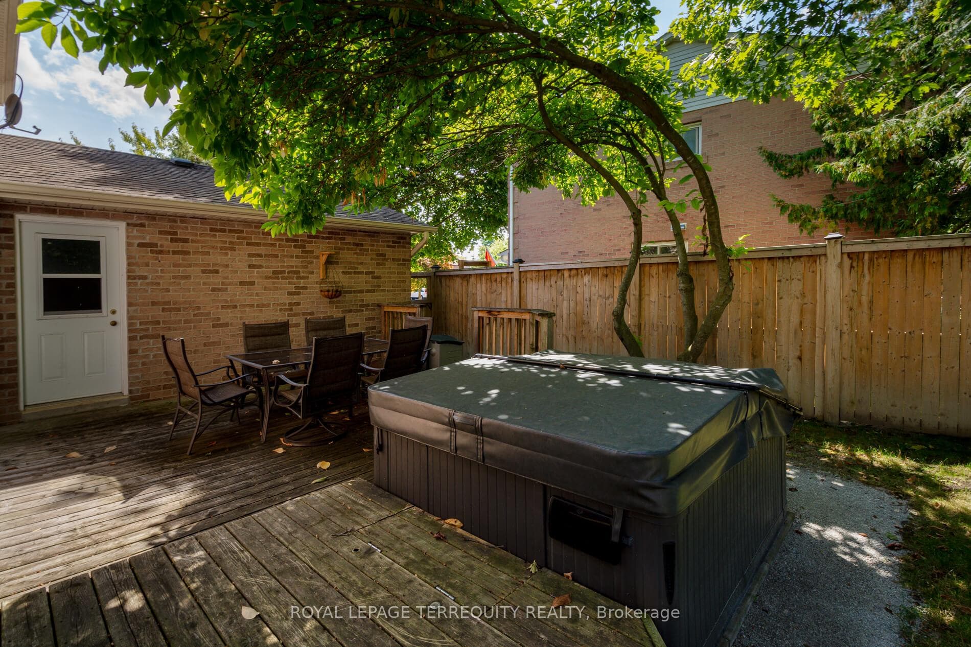 290 Manchester Drive photo 30