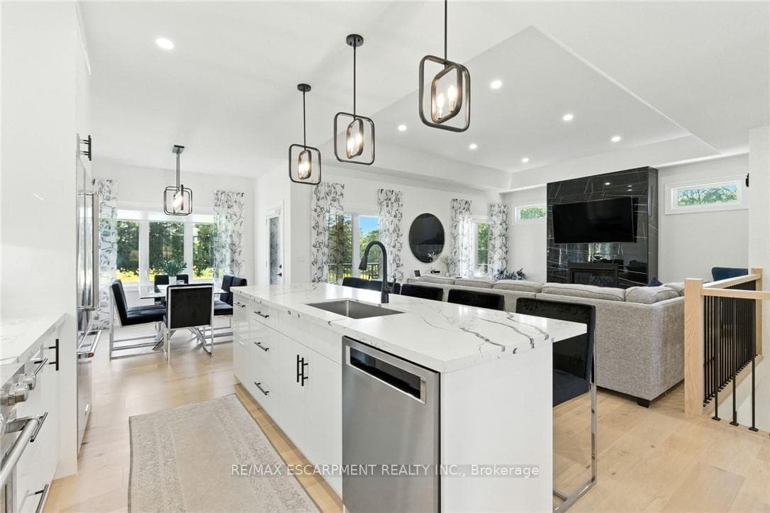 270 Charles Street photo 9