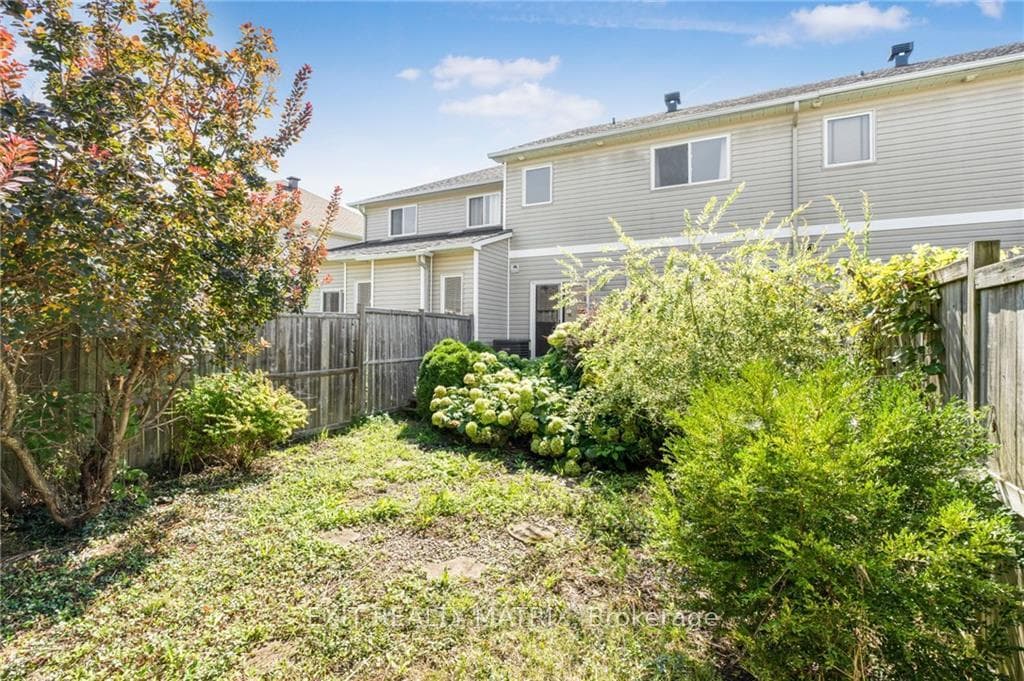 1119 BRASSEUR Crescent photo 4