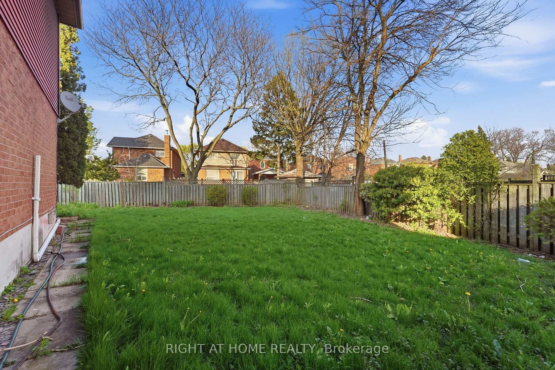 141 Sandown Avenue photo 40