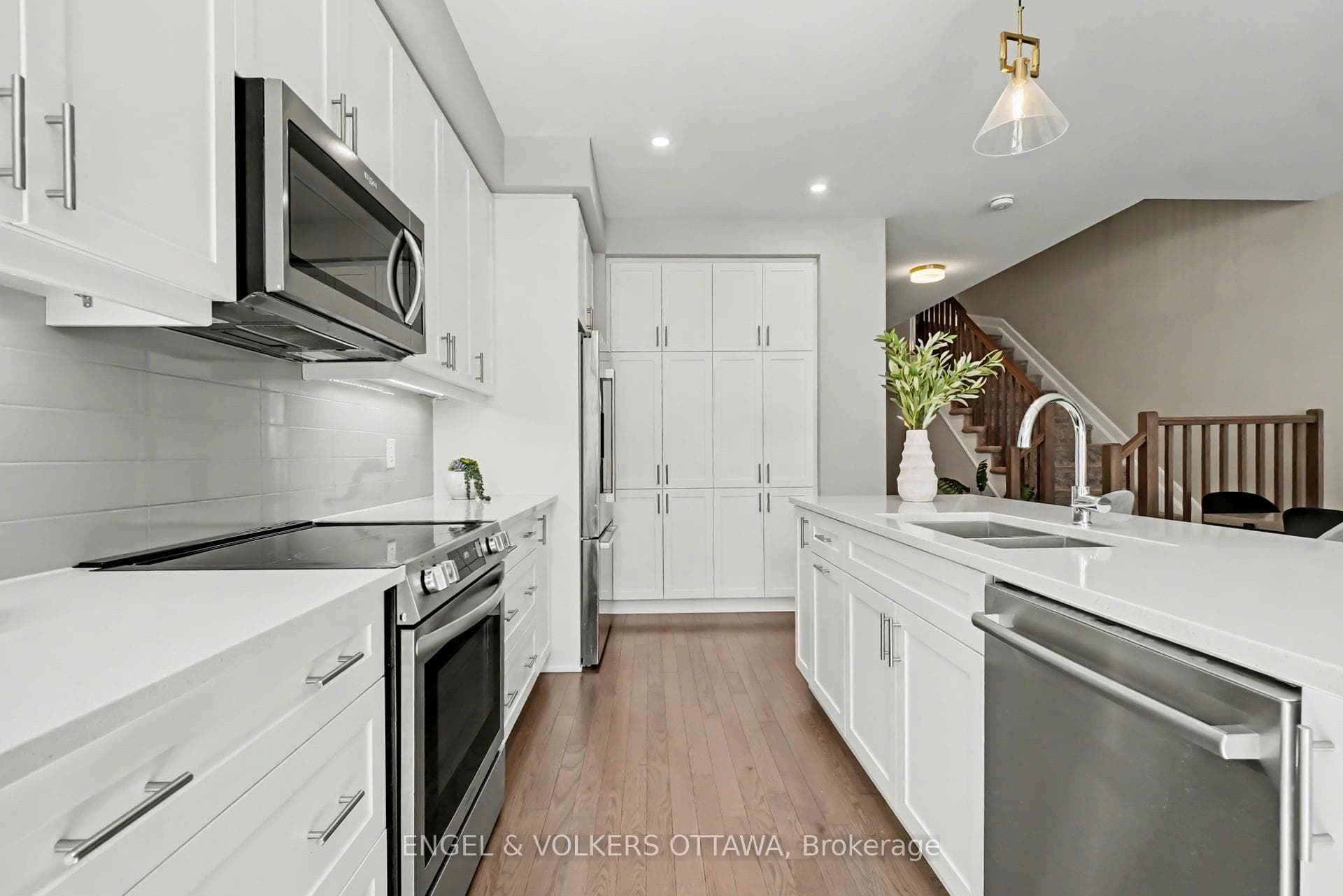 Under cabinet lighting & soft close cabinets