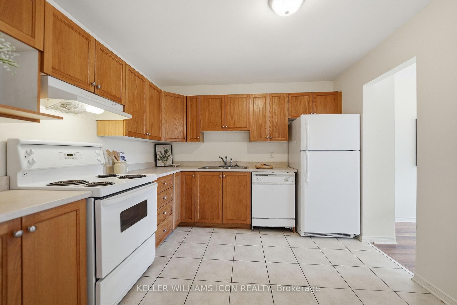 472 Claridge Drive photo 10