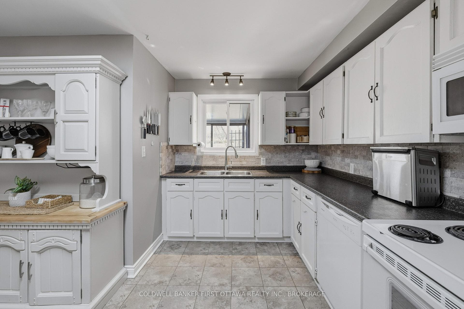 695 Laidlaw Crescent photo 14
