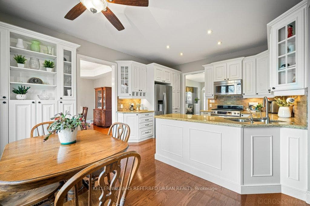 32 Hawthorne Lane photo 6