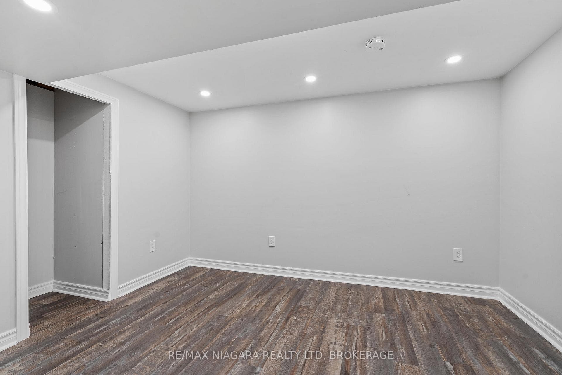 696 Clare Avenue photo 18