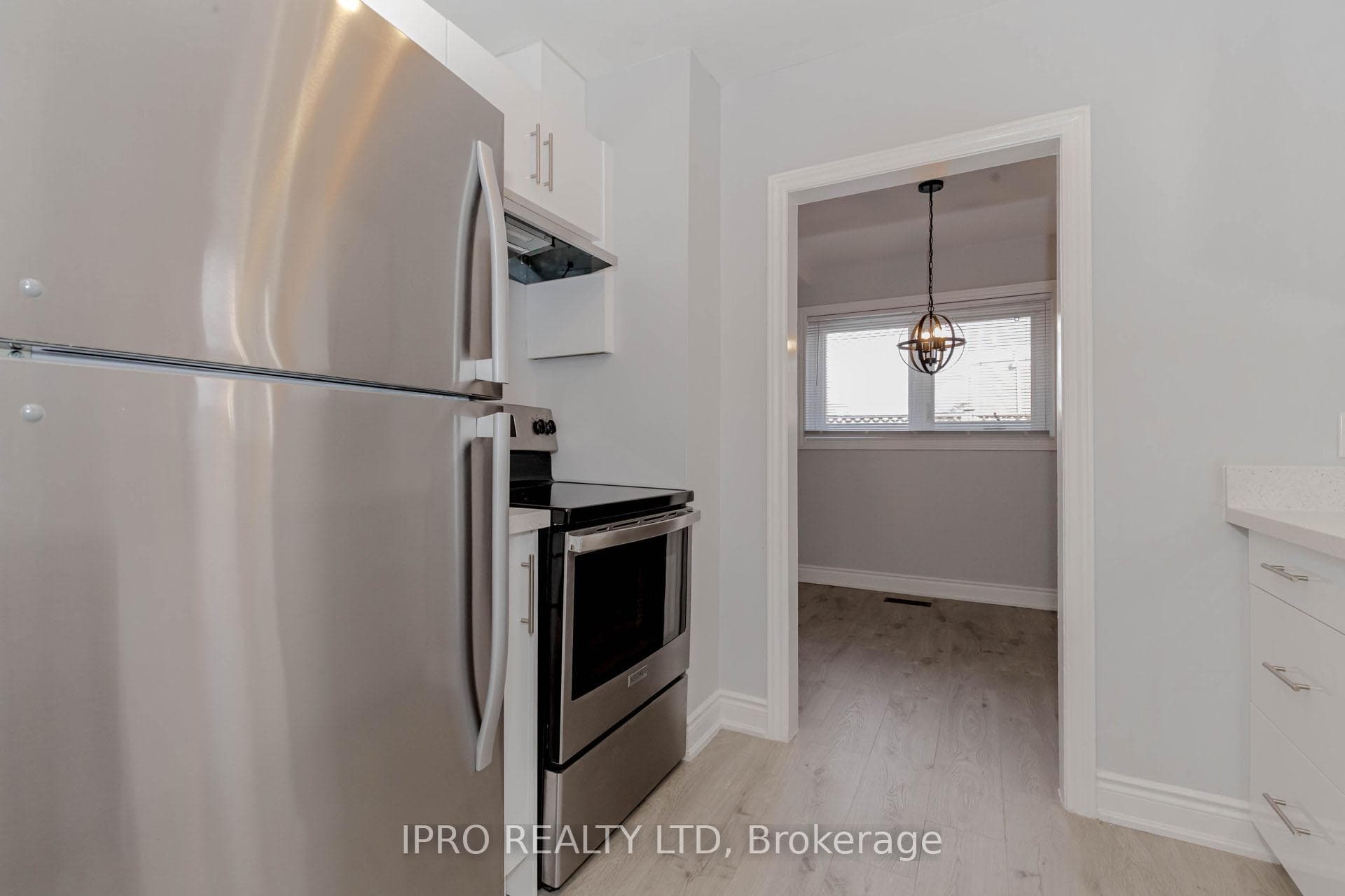 17 Town House Crescent photo 4