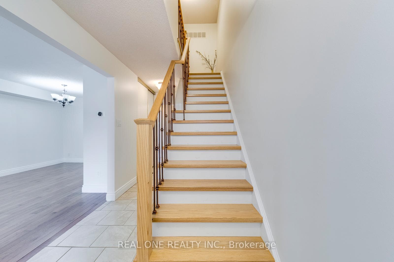1030 Runnymead Crescent photo 30