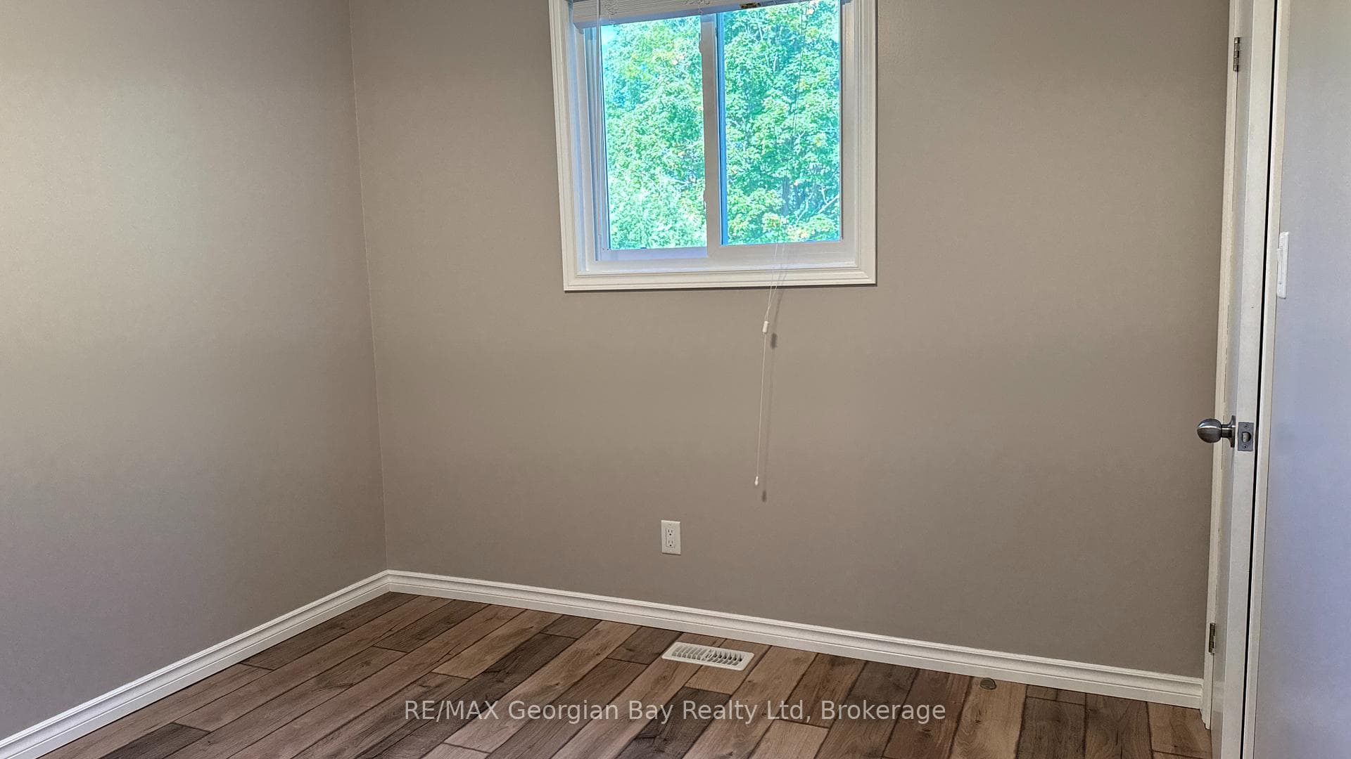 754 Victoria Street photo 6