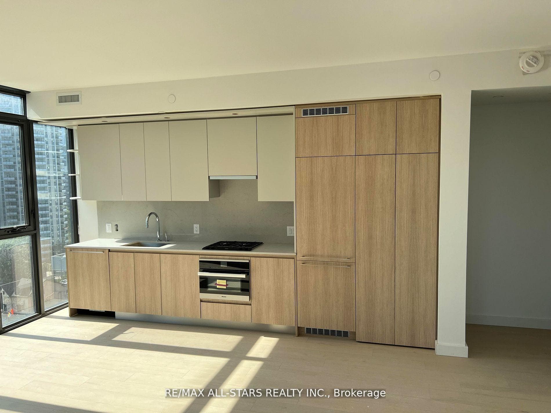 81 WELLESLEY Street Unit 1002 photo 7