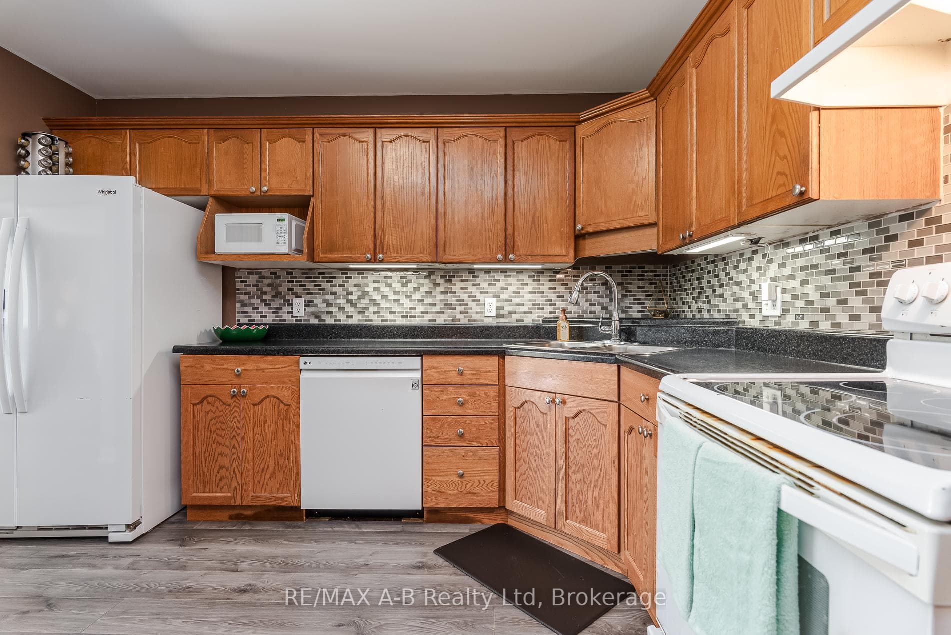 108 Walsh Crescent photo 26