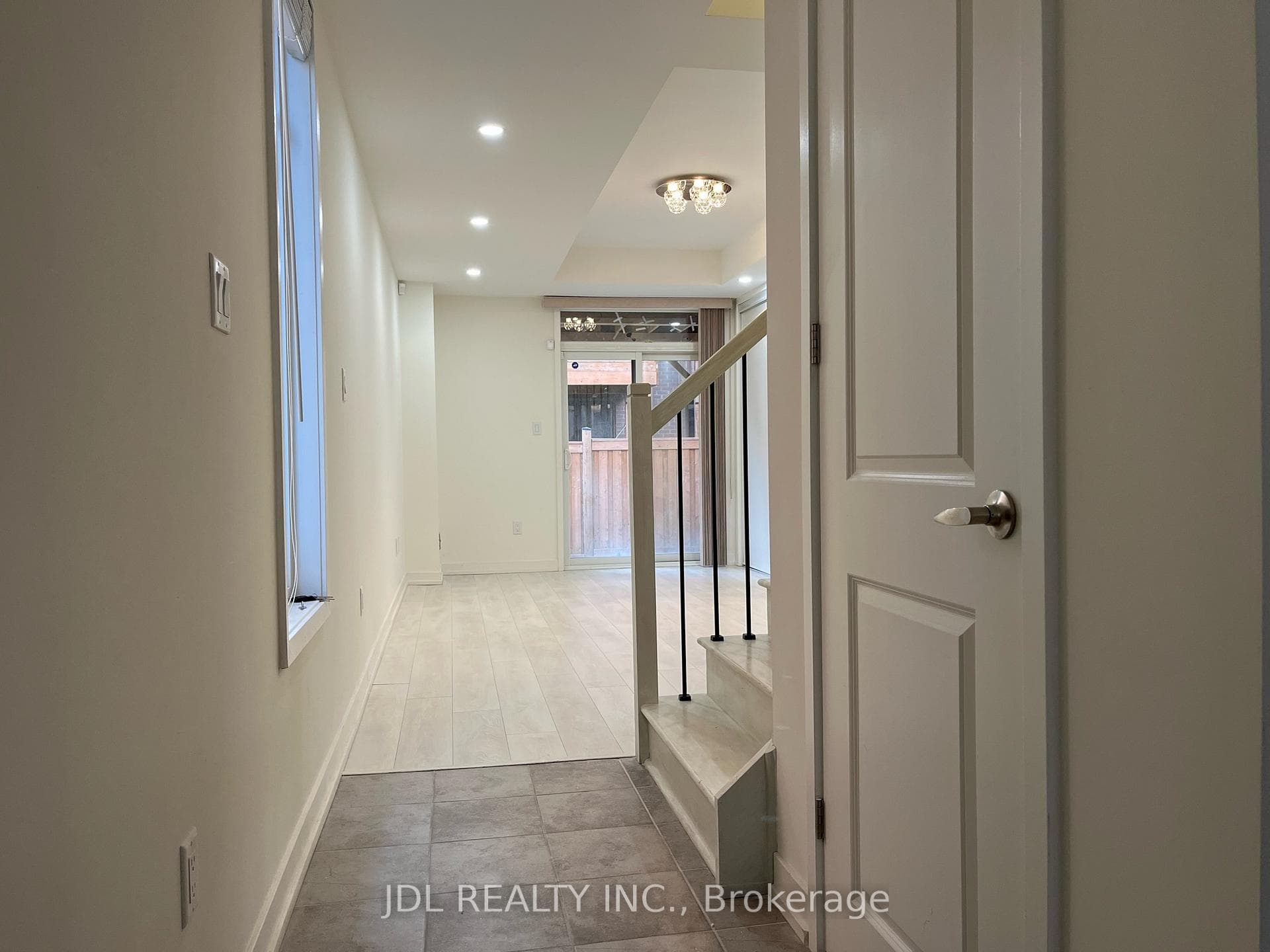 175 Huguenot Road photo 4