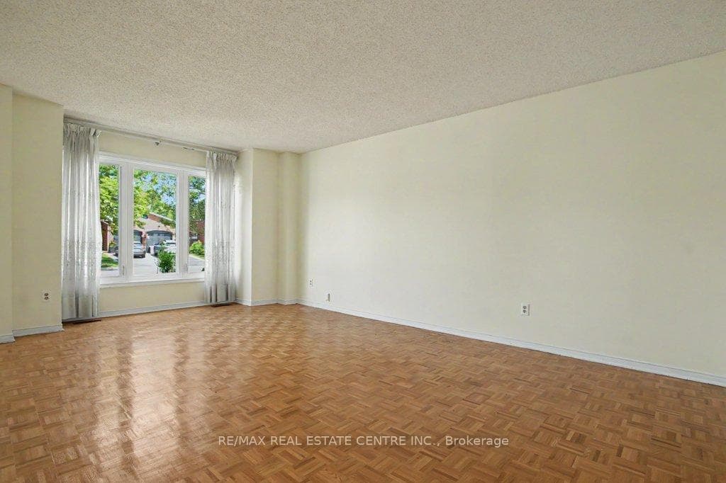 68 Moorehead Crescent photo 5