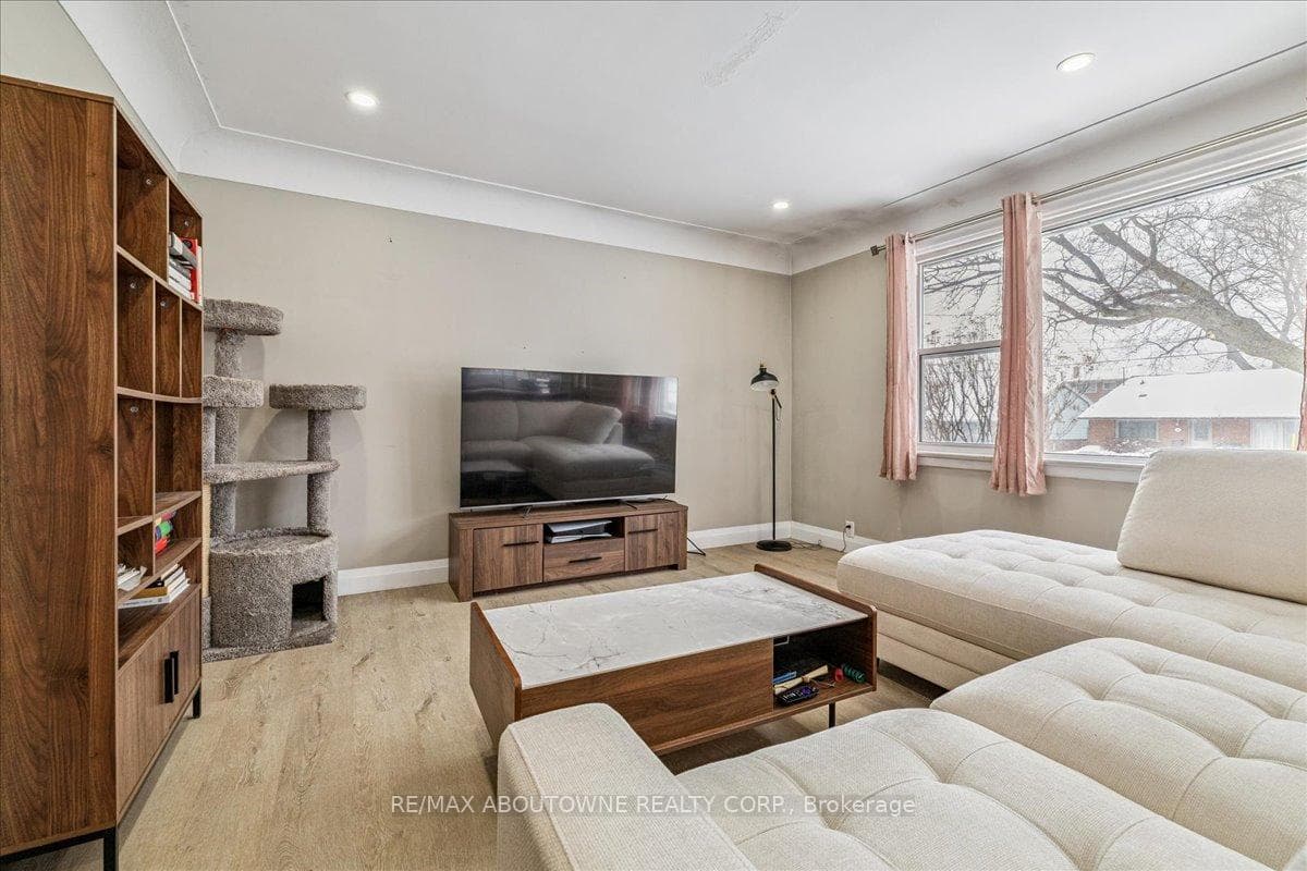 177 Allenby Avenue Unit Upper photo 5