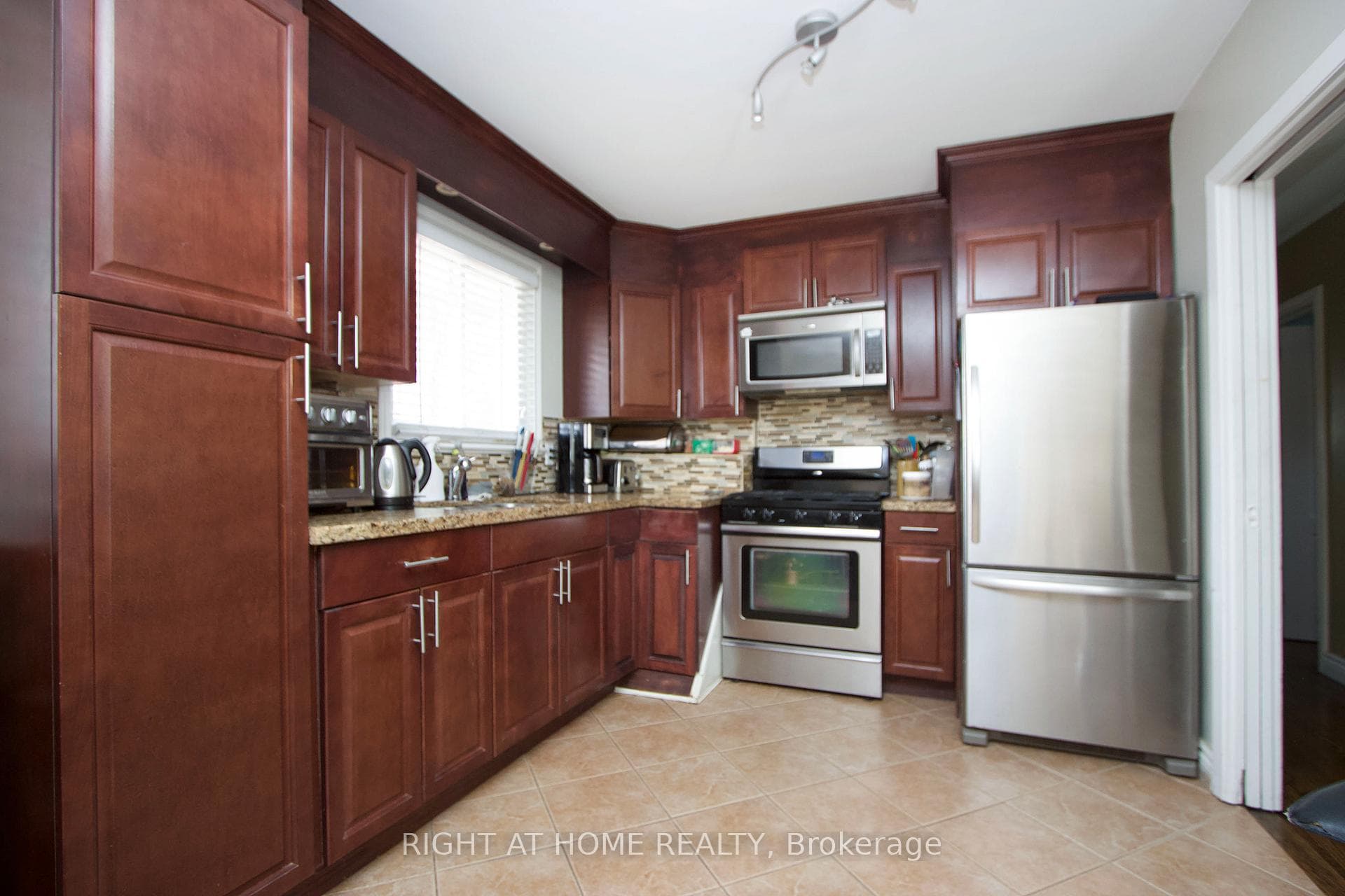 Unit 1- Gas Stove, Fridge, B/In Microwave