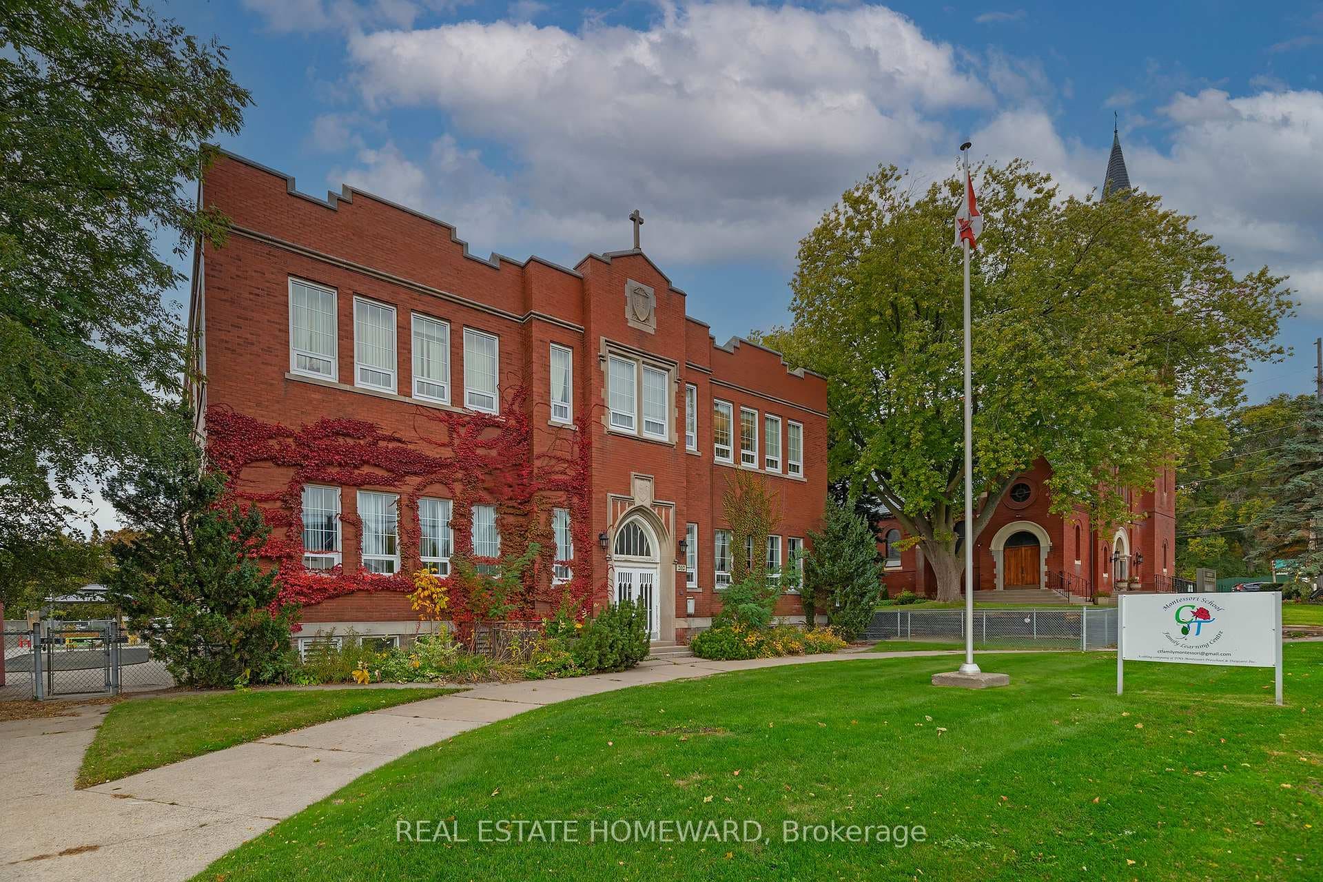 202 Simcoe Street photo 1