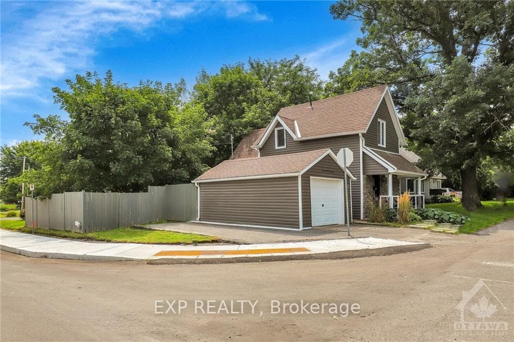 1076 RICHARD Street photo 4