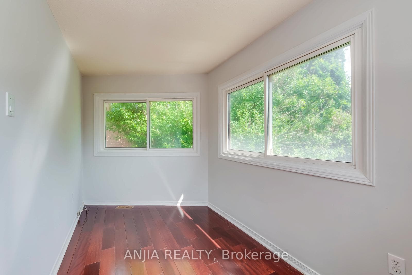 2138 Glenora Drive photo 12