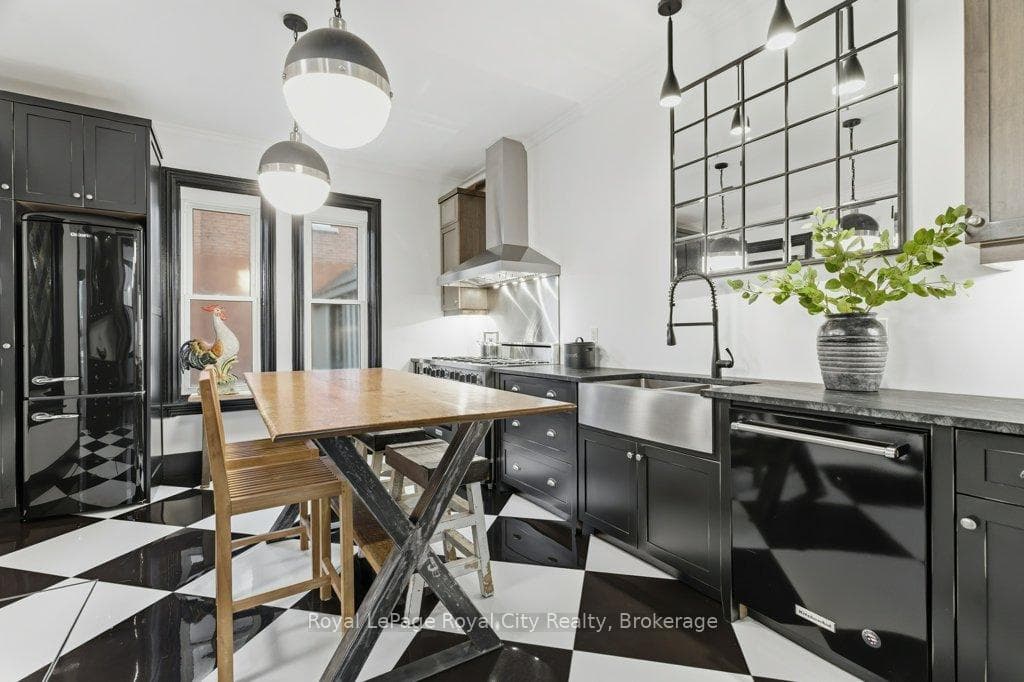 554 Woolwich Street photo 17