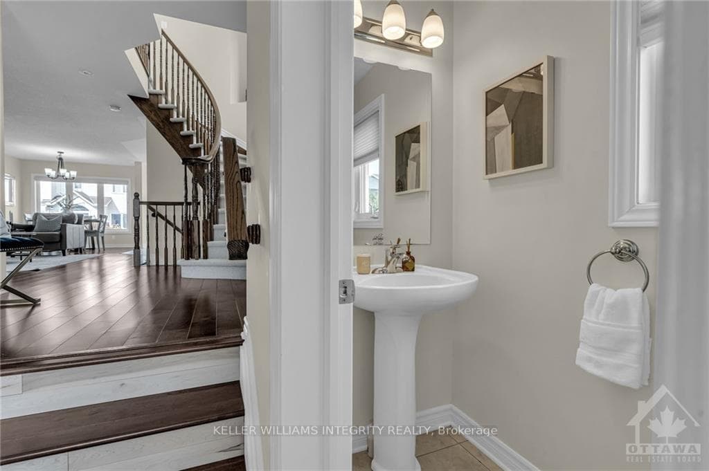 243 SILVERMOON Crescent photo 4