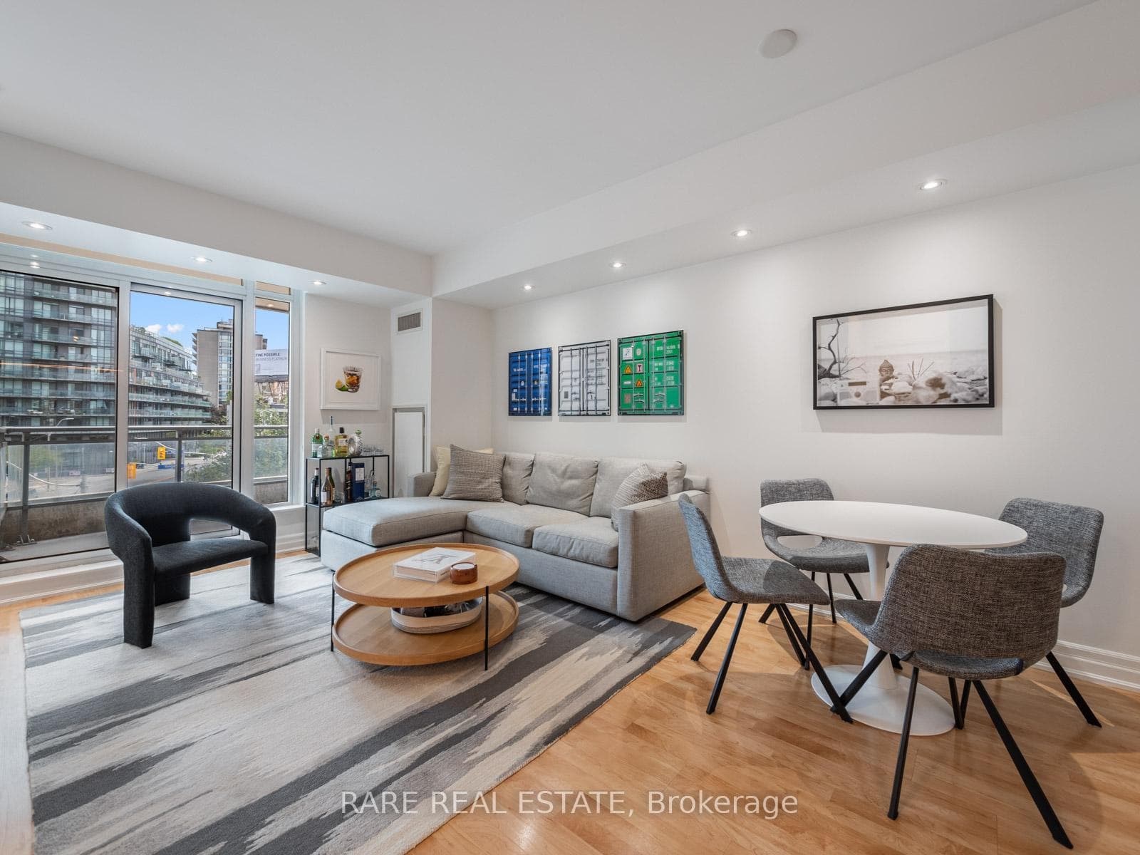 8 Scollard Street Unit 303 photo 3