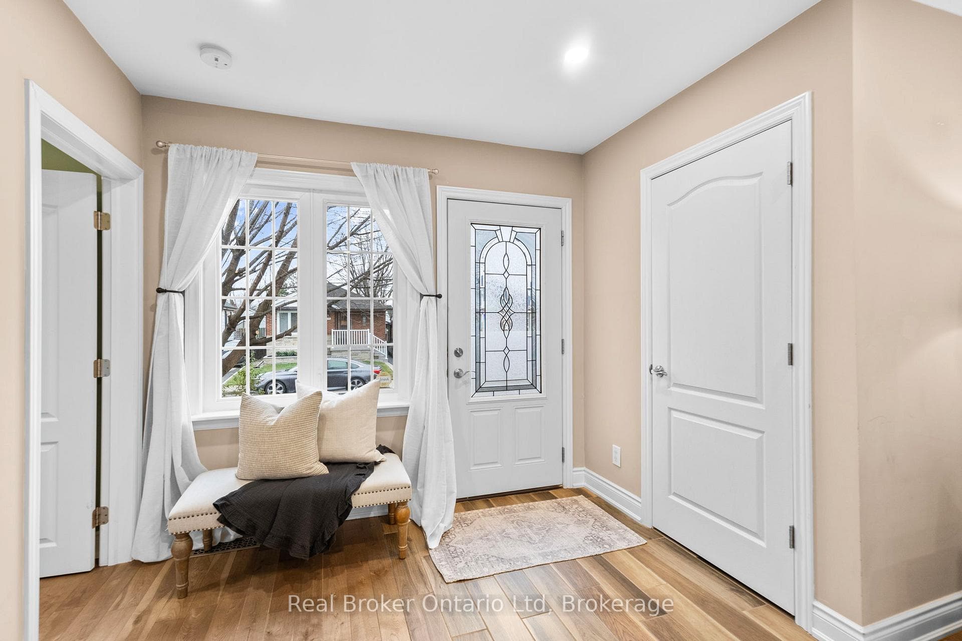 196 Ivon Avenue photo 3