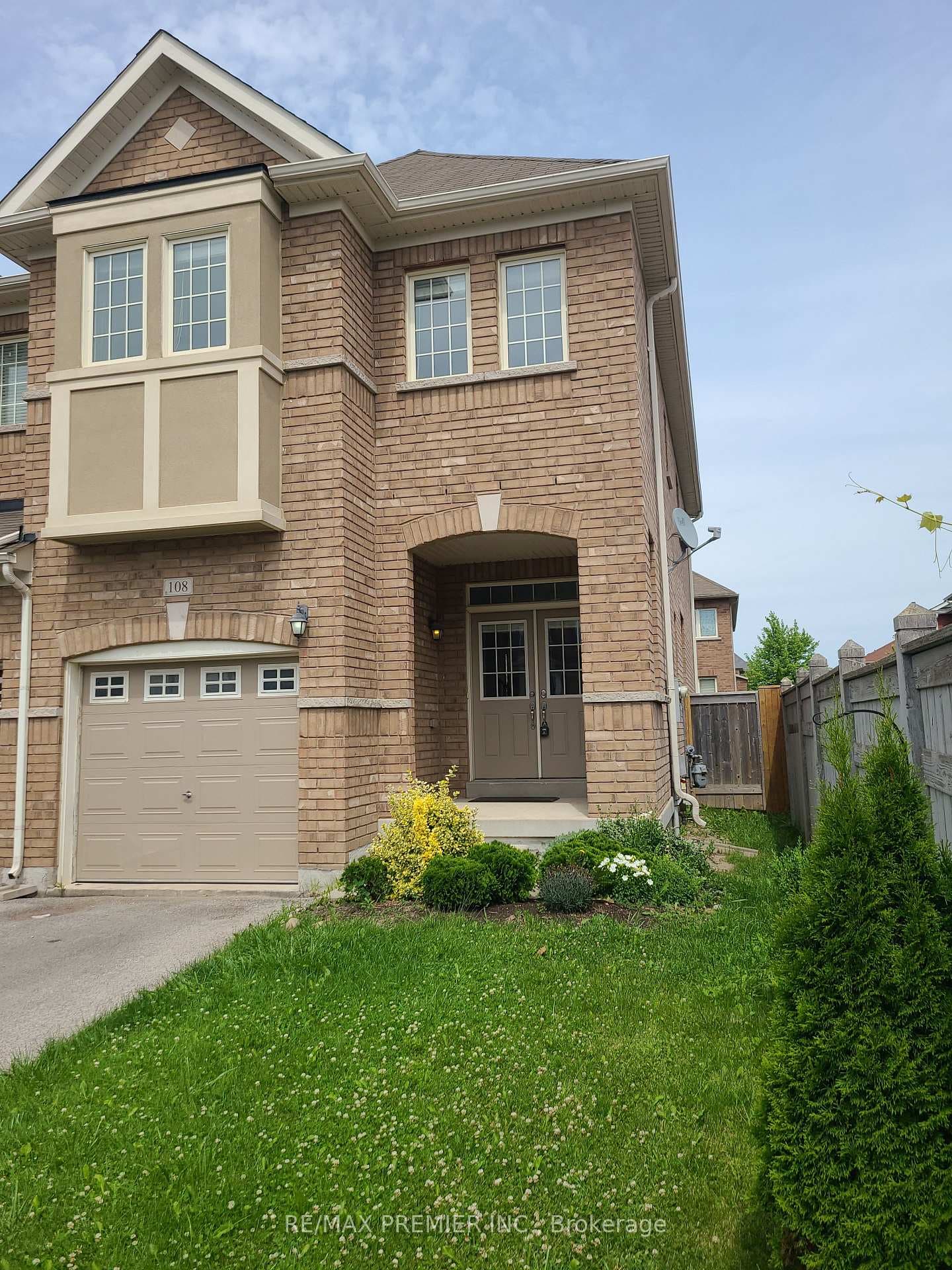 108 McCann Crescent photo 2
